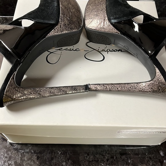 Jessica Simpson black platform heels. - Picture 9 of 12